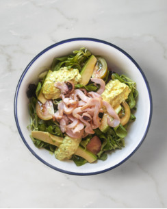 Insalata con seppia marinata alla barbabietola rossa