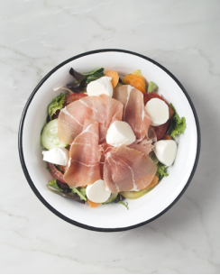 Insalata mista con mozzarella e prosciutto crudo di Parma