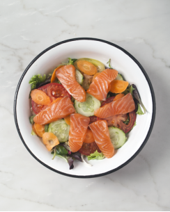 Insalata mista con salmone marinato