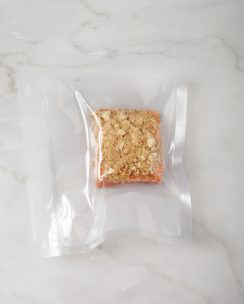 SALMONE SCOTTATO CON CRUMBLE [NOCCIOLE E TARALLI SENZA GLUTINE]