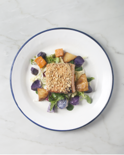 Salmone rosolato alla senape e crumble di nocciole e taralli