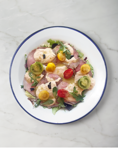 Insalata con vitello tonnato e dressing ai capperi